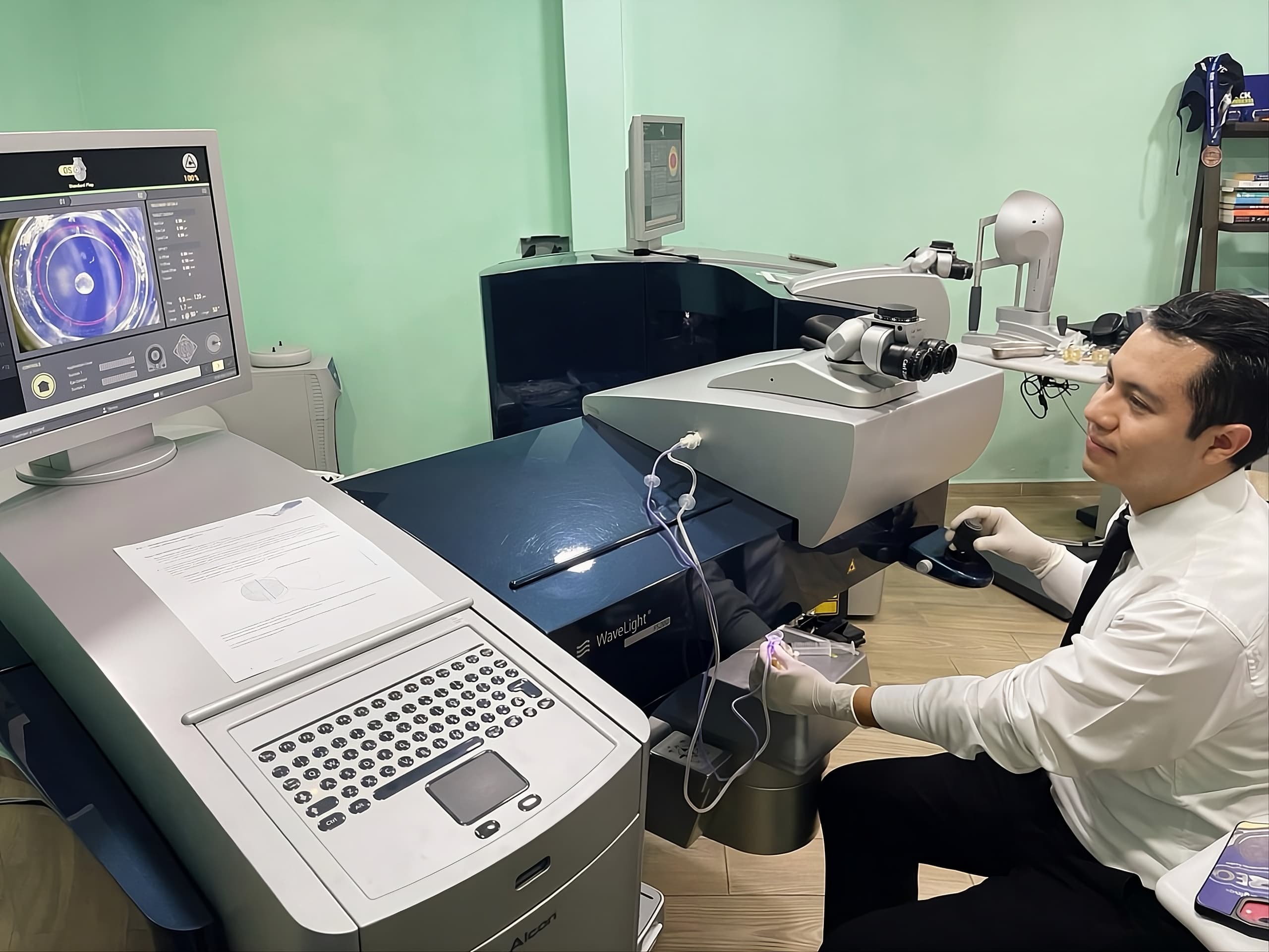 Dr. Mitzzuri operando con equipo láser de última generación