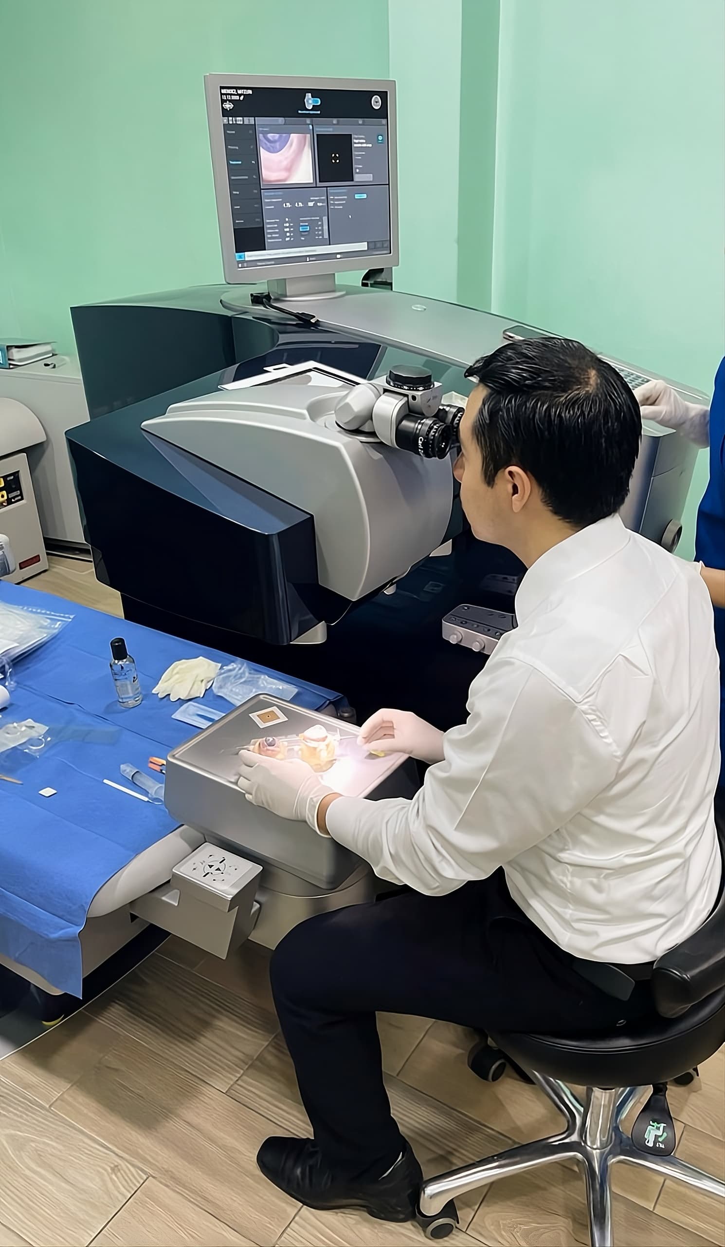 Dr. Mitzzuri realizando procedimiento quirúrgico oftalmológico