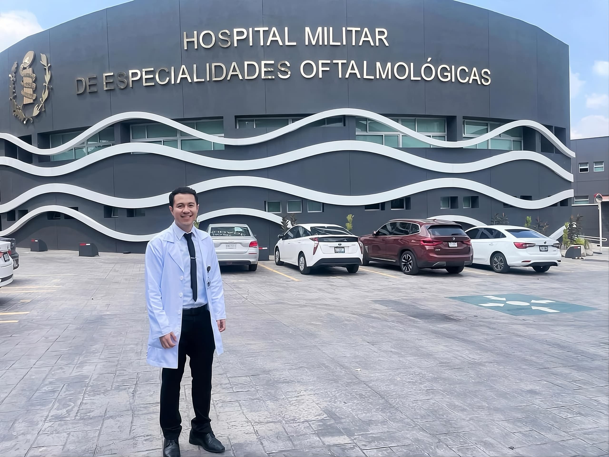 Dr. Mitzzuri frente al Hospital Militar de Especialidades Oftalmológicas